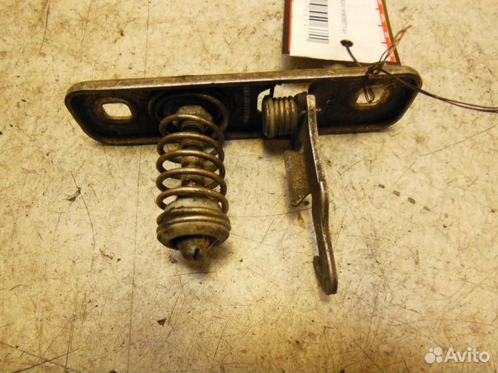 Замок капота Volkswagen Golf