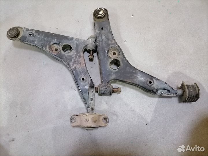 Рычаг передний нижний Mitsubishi Lancer 8 1996-03