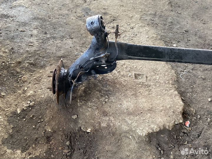 Задняя балка toyota corolla auris