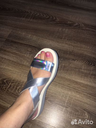 Босоножки новые