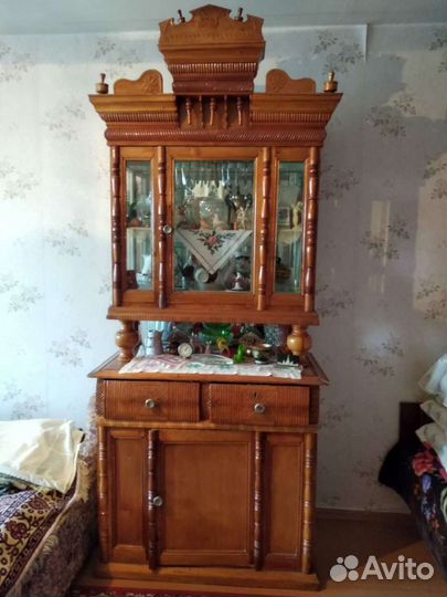 Старинный антикварный шкаф буфет