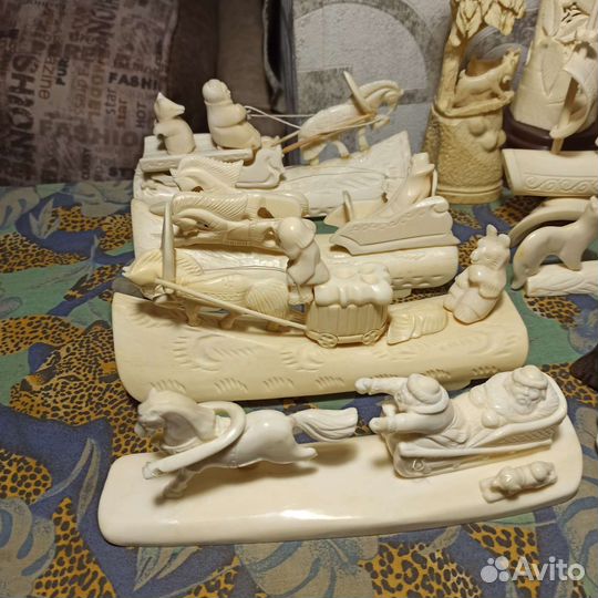 Много статуэток из кости