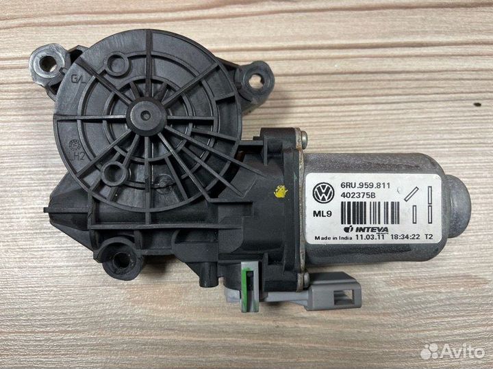 Мотор стеклоподъемника задний правый Volkswagen