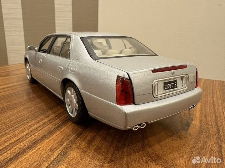 1/18 Maisto Cadillac DeVille 2000