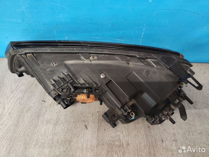 Фара правая Volkswagen Touareg 2 2010-2018