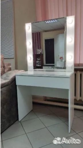 Косметический стол мемори
