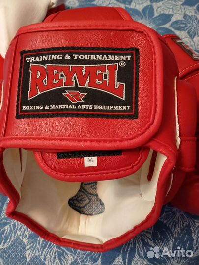 Боксерский шлем и перчатки
