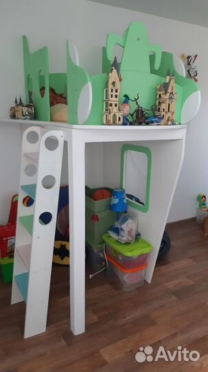 Детская кровать и самолет-чердак