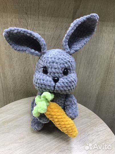 Вязанная игрушка «Кролик с морковкой»