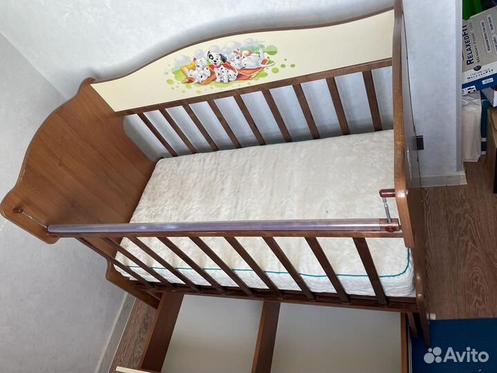 Детская кроватка с поперечным маятником