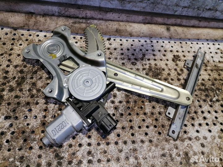 Стеклоподъемник электр. задний левый Mitsubishi La