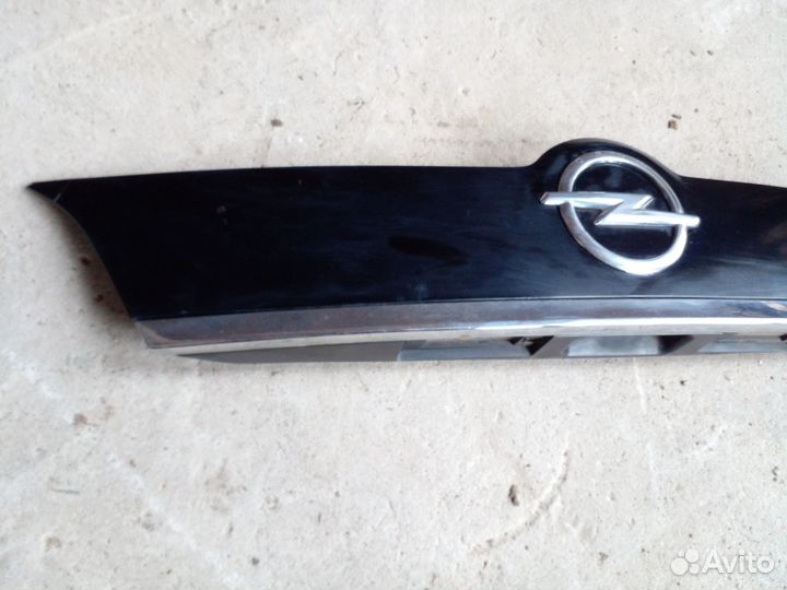 Накладка крышки багажника Opel Meriva B 2014 год