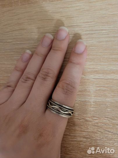 Серебряное кольцо, вращается