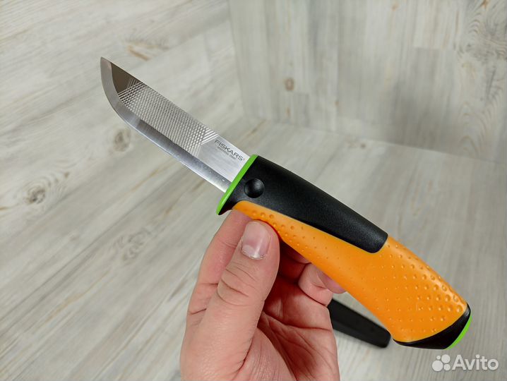 Нож для тяжелых работ с точилкой Fiskars 1023619