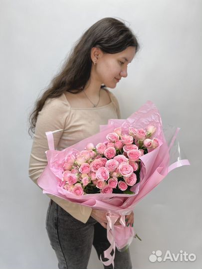 Букет из 11 Розовых Кустовых Роз в Матовой бумаге