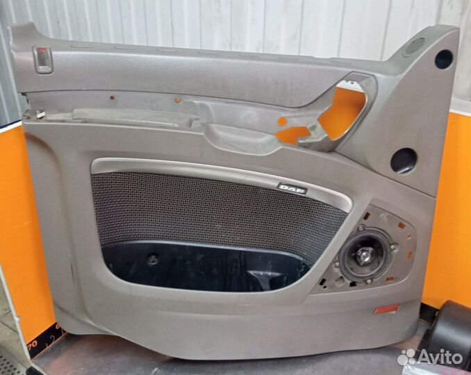 Обшивка двери передней левой \DAF