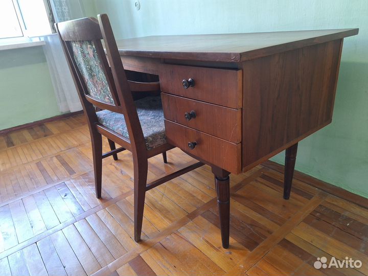Стол письменный и стул