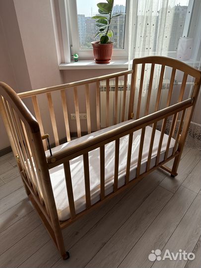 Детская кроватка с поперечным маятником