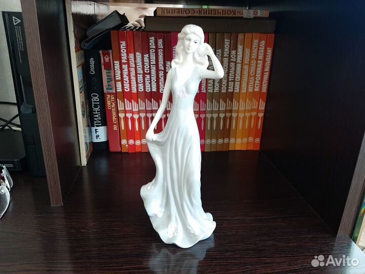 Статуэтка фарфоровая Барышня (3 п)