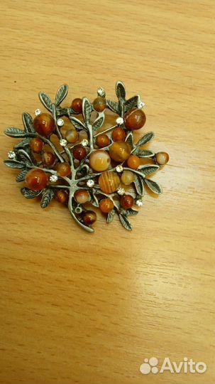 Брошь из сердолика