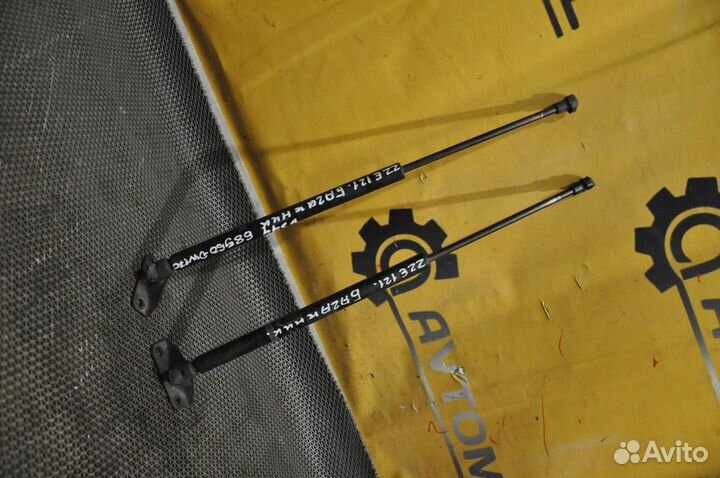 Амортизатор двери багажника toyota corolla ZZE121