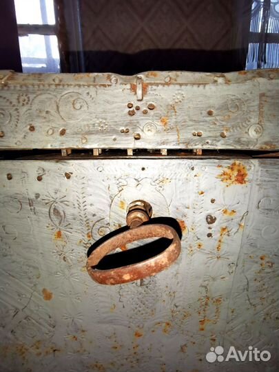 Сундук кованый старинный с музыкальным замком