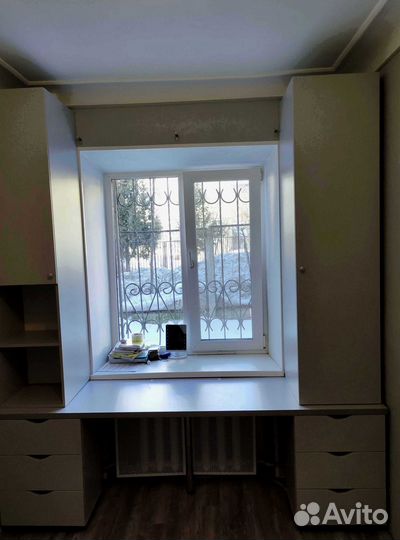 Рабочая зона в углу у окна