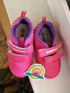 Новые кроссовки для девочки