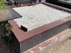 Засыпка могилы мраморной крошкой на кладбище