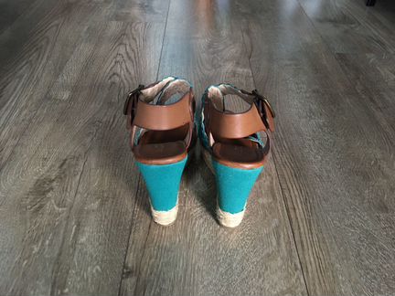 Босоножки на танкетке Aldo