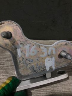 Петля двери задняя правая нижняя Mercedes-Benz