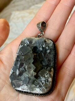 Кулон флюарит друза