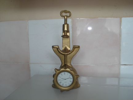 Настольные часы в форме мясорубки