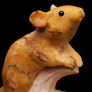 Скульптура из камня «Мышь на тыкве»