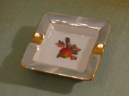 Пепельница фарфоровая (новая)