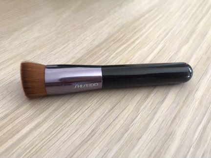 Кисть shiseido для нанесения тонального средства
