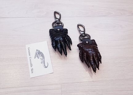 Брелок настоящая лапа крокодила