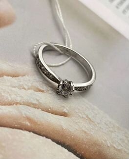 Золотое кольцо из белого золота с фианитом