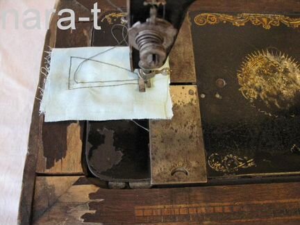 Старинная швейная машинка