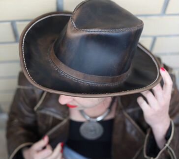 Шляпа кожаная. Светло-коричневая