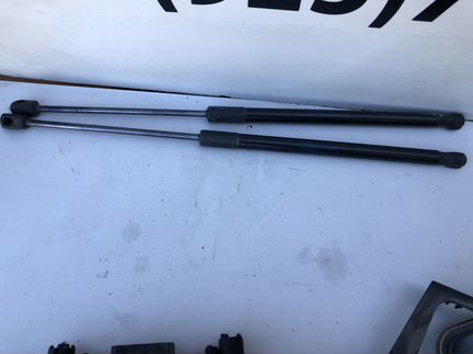 Амортизатор крышки багажника на Шкода Рапид