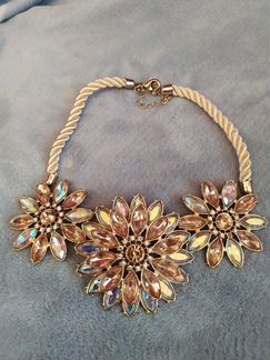 Колье с тремя цветочками