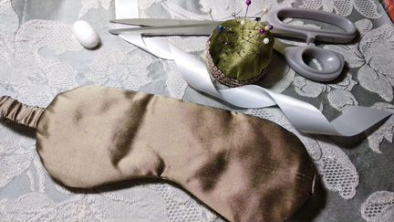 Шелковая маска для крепкого сна