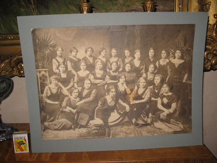 Антикварная фотография училище благородных девиц