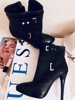 Ботинки Guess на каблуках