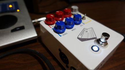 JHS Colour Box педаль preamp