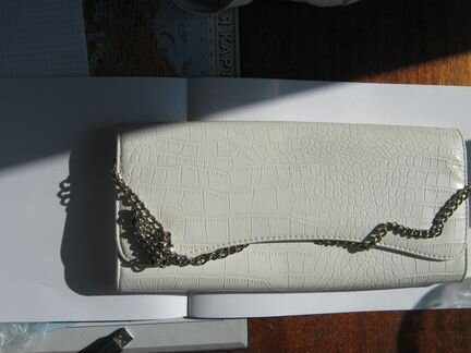 Клатч белый на цепочке