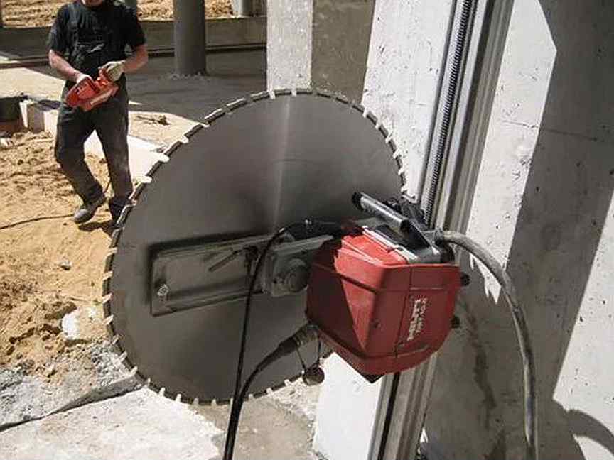 Алмазная резка штроб. Инструмент для резки бетона. Дисковая резка бетона. Алмазная резка бетона. Алмазная резка пила хускварна.