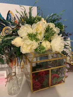 Композиция из искусственных цветов. Декор. Свадебн