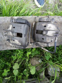 Суппорт митсубиси каризма передний